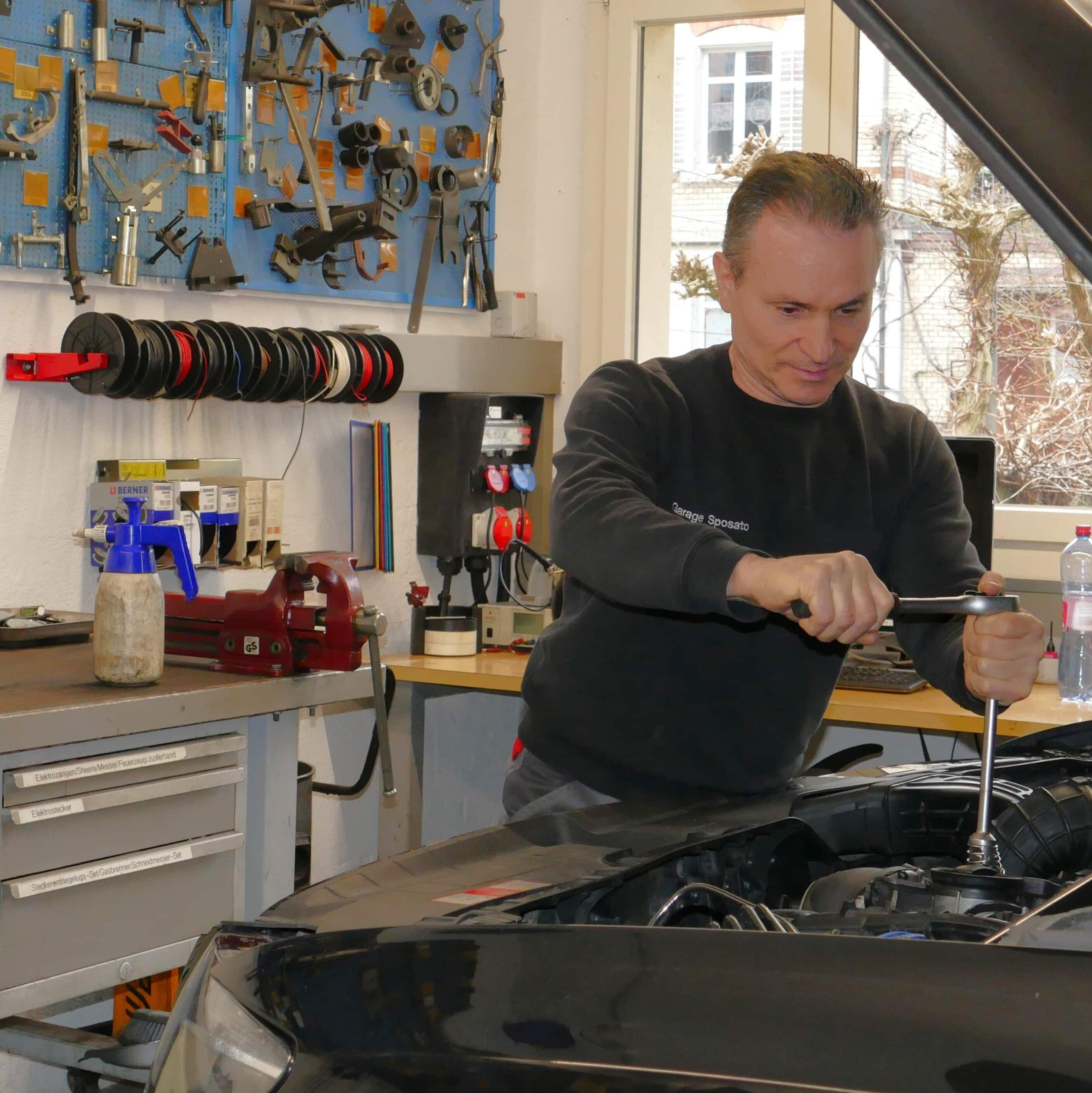 Der Inhaber bei der Arbeit